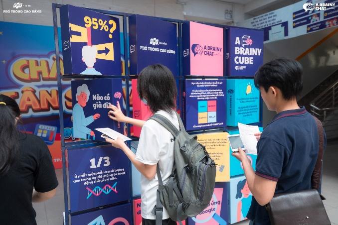 Có thể là hình ảnh về 3 người